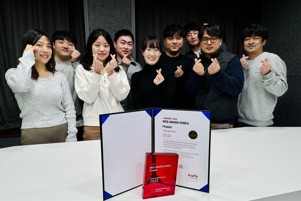 김포시청 홍보담당관 미디어팀 직원들이 ‘웹어워드 코리아 2023’ 지방자치기관분야 최우수상을 수상의 기쁨을 함께 나누고 있다. (사진제공=김포시청)