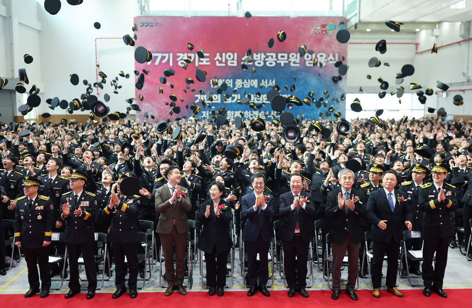 8일 오전 경기도소방학교에서 김동연 경기도지사, 신임 소방공무원 등이 기념촬영을 하고 있다. (사진제공=경기도소방재난본부)