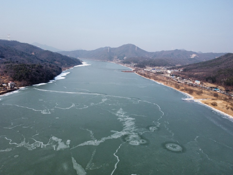 양평 양서면 일대 남한강물이 '청정지역임을 증명이라도 하듯' 꽁꽁 언 얼음 상태를 지속시키고 있다. 이미 녹아버린 다른 곳과는 상당히 대조적이다. (사진=김광섭 기자)