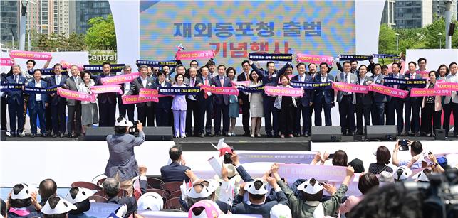 유정복 인천광역시장이 센트럴파크 UN광장에서 열린 재외동포청 개청 기념행사에서 참석 내빈들과 기념촬영을 하고 있다. (사진=유정복 인천시장 페이스북)