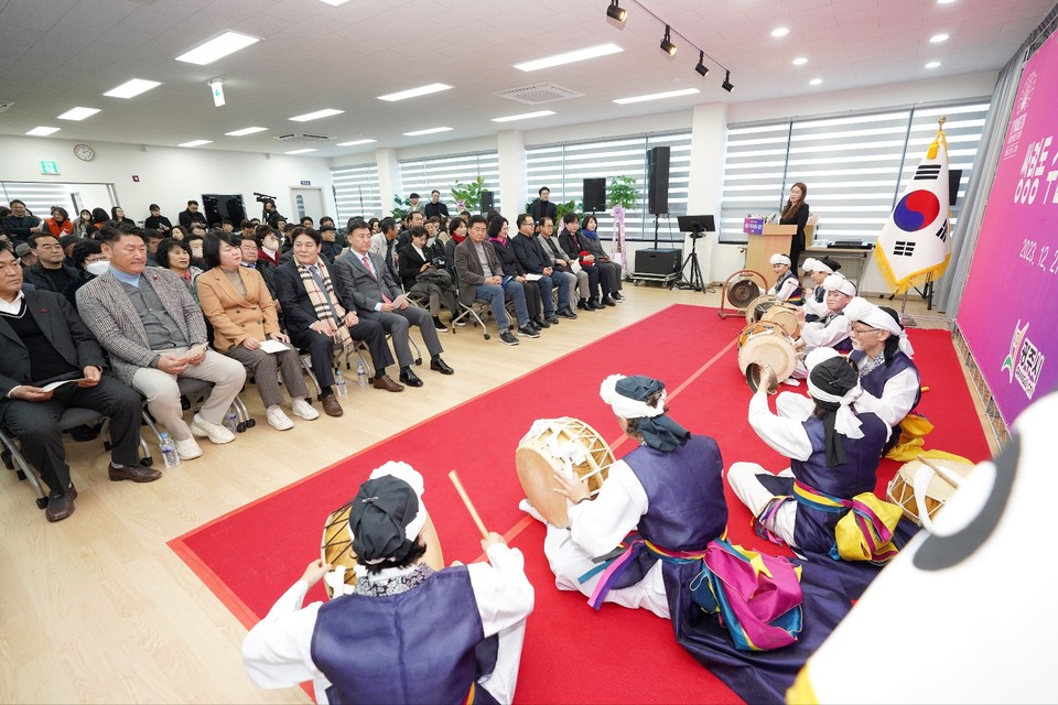 광주시는 지난 27일 쌍령동 15-3번지에서 '쌍령동 주민자치센터 개관식'을 갖고 본격 업무에 돌입했다. 사진은 개관식 식전 공연 모습. (사진=장은기 기자)