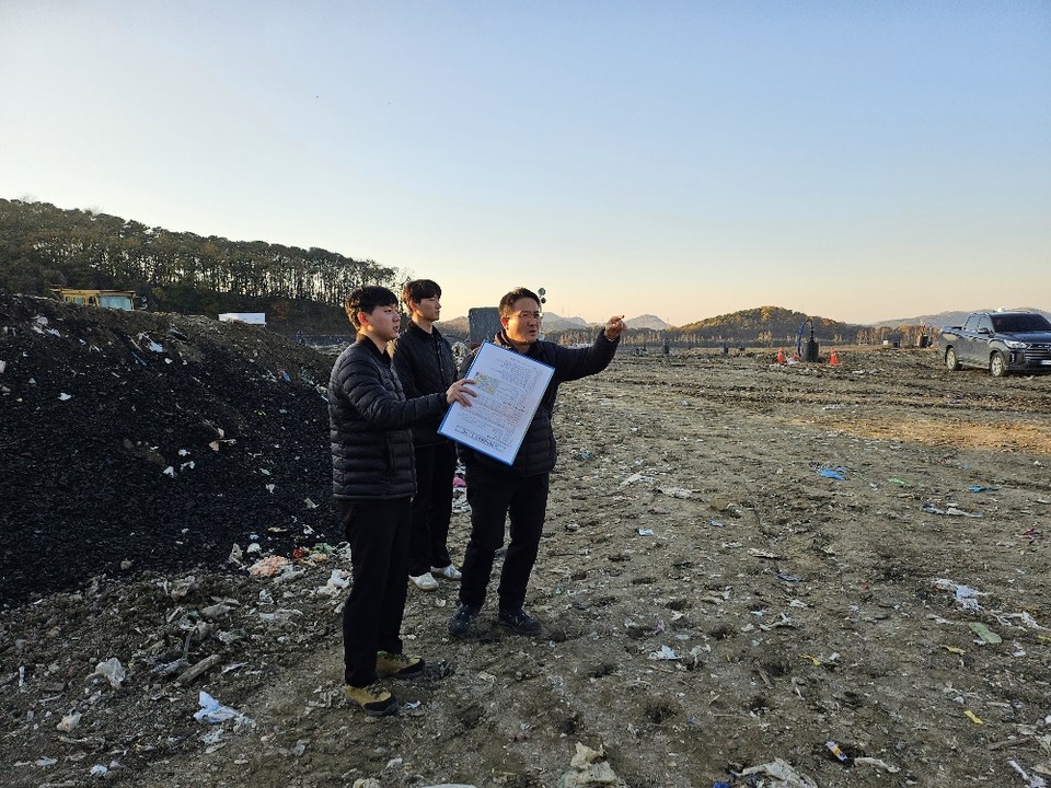 수도권매립지관리공사 직원이 폐기물 매립장 현장을 방문해 검사를 시행하고 조치사항을 안내하고 있다. (사진제공=수도권매립지관리공사)