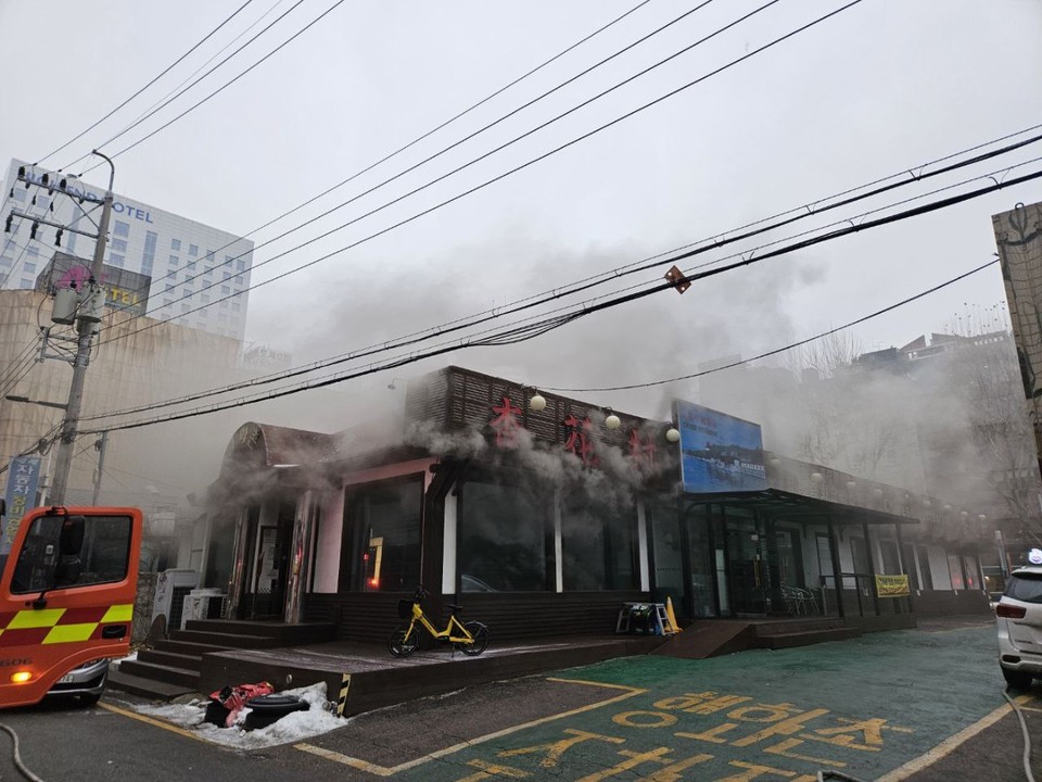 30일 오전 9시11분께 수원시 인계동의 한 중식당에서 불이 나 신고를 받고 출동한 소방당국에 의해 약 1시간2분 만에 완전히 꺼졌다. 사진은 화재 현장. (사진제공=경기도소방재난본부)