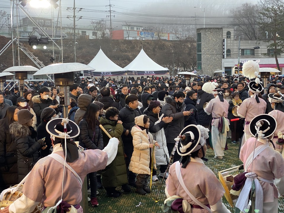 1일 오전 중대동 '중대물빛공원'에서 열린 '2024 해맞이 한마당' 행사에 약 500여명의 시민들이 참여해 새해 소망을 기원하고 희망찬 출발을 다짐했다. (사진=장은기 기자)