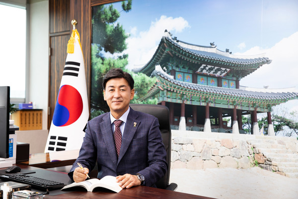 방세환 광주시장이 1일 갑진년 새해를 맞아 “올해는 도약과 새 역사를 여는 변곡점이 되는 한 해를 만들기 위해 ‘수도권에서 가장 살기 좋은 행복 도시’의 원년으로 삼겠다”고 말했다. 사진은 방세환 광주시장. (사진제공=광주시청)
