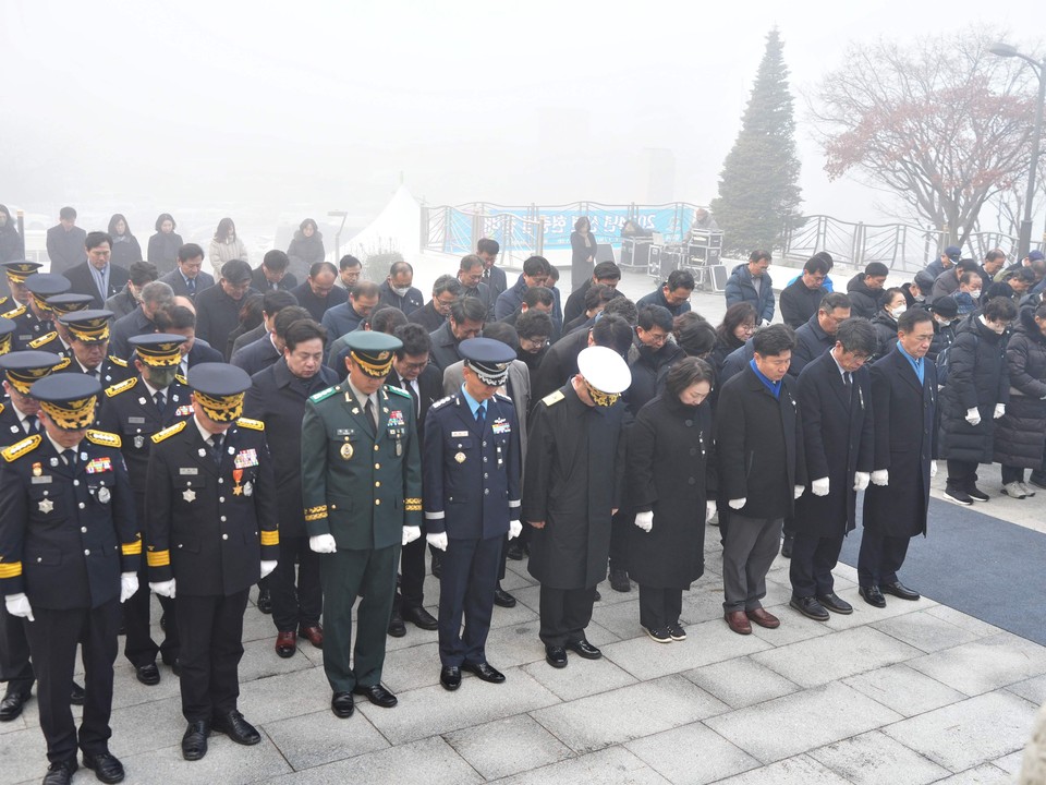 평택시의회 의원 전원은 1일 오전 평택호 현충탑 참배로 갑진년 새해 공식 일정을 시작했다. (사진제공=평택시의회)