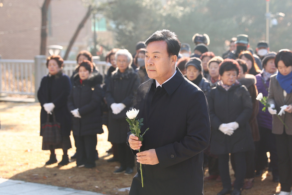 김성제 의왕시장은 1일 의왕시 현충탑을 찾아 국가를 위해 헌신한 분들의 숭고한 희생정신을 기리고, 의왕시 발전을 위한 각오와 결의를 다지며 새해 첫날 일정에 나섰다. (사진제공=의왕시청)