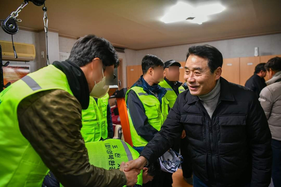백영현 포천시장은 1일 새벽 6시 관내 청소대행업체인 청소 현장을 찾아 갑진년 새해 공식 업무를 시작했다. (사진=백영현 포천시장 페이스북)