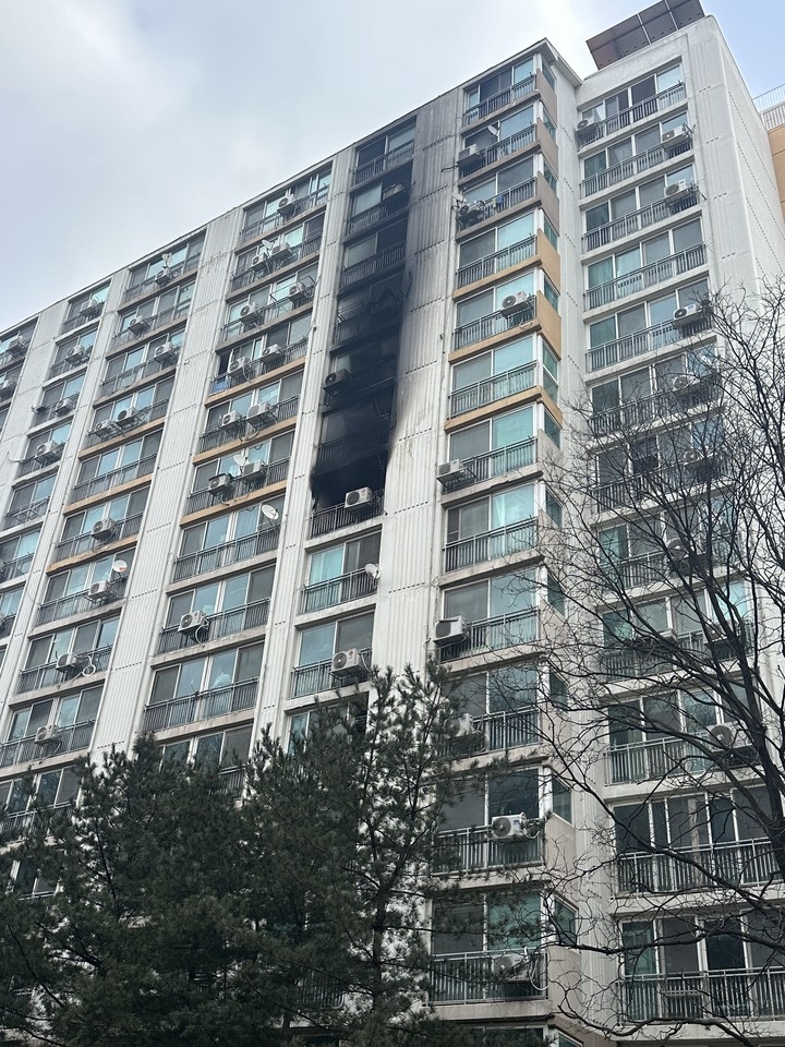 2일 오전 7시15분께 군포시 산본동의 한 복도식 아파트 9층에서 난 불로 50대 부부 중 남편 A씨가 숨지고 아내 B씨가 현재 중태다. 불은 집안 내부를 태우고 신고를 받고 출동한 소방당국에 의해 약 1시간11분 만인 오전 8시26분께 완전히 진화됐다. 사진은 화재 현장.(사진제공=경기도소방재난본부)