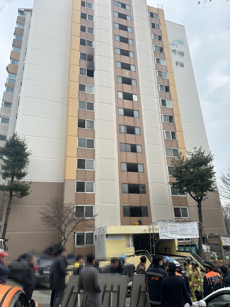 2일 오전 7시15분께 군포시 산본동의 한 복도식 아파트 9층에서 난 불로 50대 부부 중 남편 A씨가 숨지고 아내 B씨가 현재 중태다. 불은 집안 내부를 태우고 신고를 받고 출동한 소방당국에 의해 약 1시간11분 만인 오전 8시26분께 완전히 진화됐다. 사진은 화재 현장.(사진제공=경기도소방재난본부)