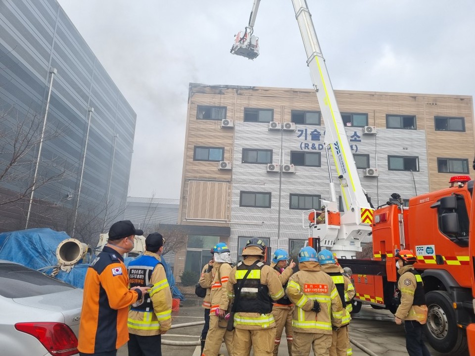 2일 오전 10시18분께 화성시 남양읍 온석리의 한 자동차부품 제조 공장에서 불이 나 신고를 받고 출동한 소방당국에 의해 약 1시간33 만인 오전 11시51분께 꺼졌다. 사징은 화재 현장. (사진제공=경기도소방재난본부)