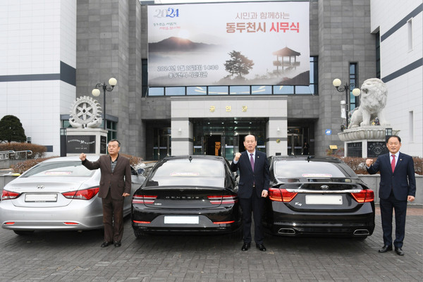 동두천시 지역발전 범시민대책위원회가 2일 동두천 현안 사업 홍보를 위한 차량 스티커 3종을 제작하고 배포하는 캠페인으로 새해 첫 활동을 시작했다. (사진제공=동두천시청)