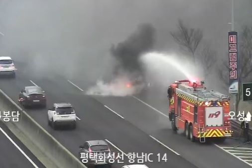 3일 오전 8시58분께 화성시 정남면 귀래리 평택화성고속도로 평택방향으로 주행 중이던 승용차에 불이 났다. 사진은 화재 현장. (사진제공=경기도소방재난본부)
