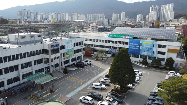 포천시가 오는 8일부터 19일까지 각 읍면동 행정복지센터에서 ‘2024년 우리마을 빈집정비사업’ 신청을 받는다. 사진은 포천시청 전경 (사진=중앙신문DB)