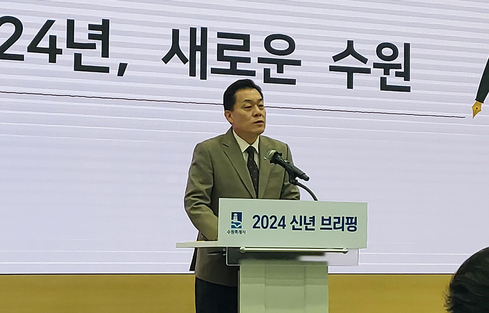 이재준 수원시장이 새해를 맞아 3일 시청 중회의실에서 브리핑을 하고 있다. (사진=권영복 기자)