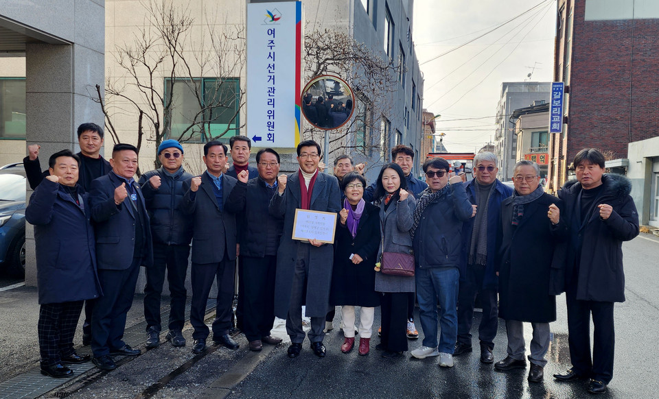 원경희 국민의힘 예비후보가 여주시선거관리위원회 정문에서 여주와 양평 지지자들과 함께 기념촬영을 하고 있다. (사진제공=원경희 예비후보)