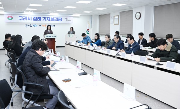 구리시가 4일 오전 10시 시청 본관 3층 종합상황실에서 ‘2024년 1월 1주차 정례 기자브리핑’을 열고 환경관리사업소 소관 업무에 대해 설명했다. (사진제공=구리시청)
