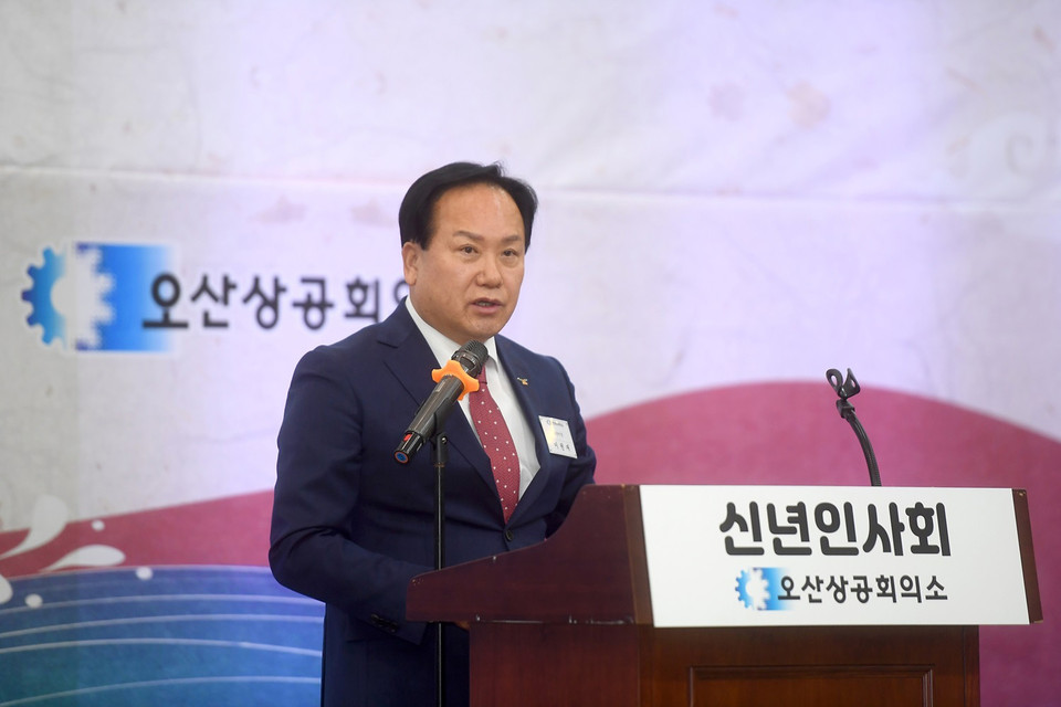 이권재 오산시장이 4일 오산웨딩의전당에서 열린 오산상공회의소 신년인사회에서 인사말을 하고 있다. (사진제공=오산시청)