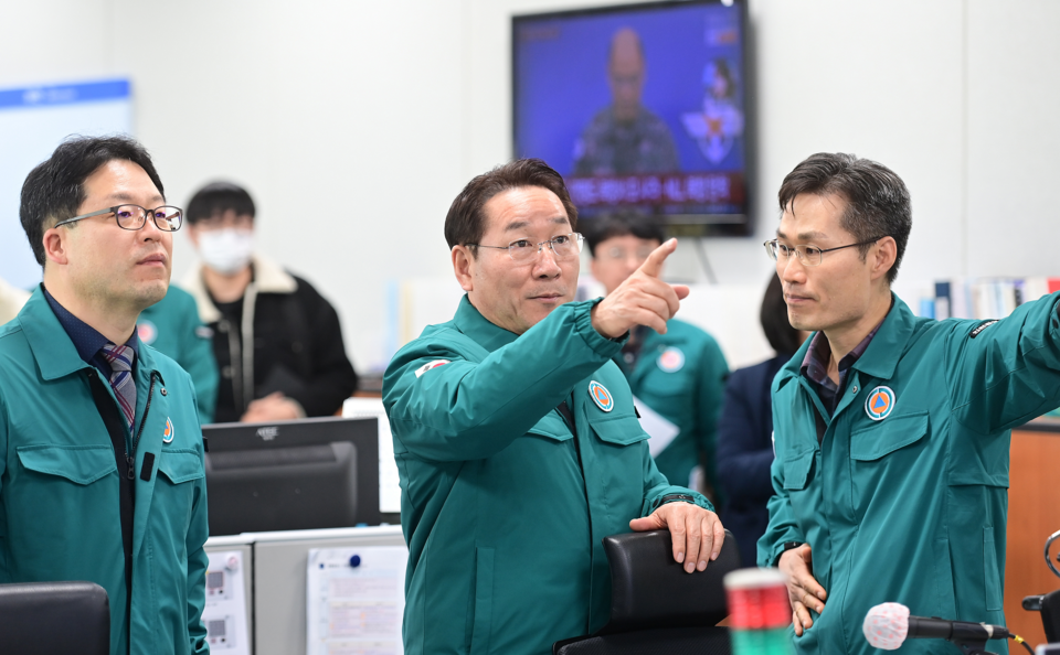 북한의 서해 북방한계선(NLL) 인근 해안포 사격으로 인천 연평도와 백령도에 주민 대피령이 내려졌다가 3시간 30분 만에 해제됐다. 사진은 유정복 인천시장이 5일 주민 대피상황을 점검하는 모습. (사진제공=인천시청)