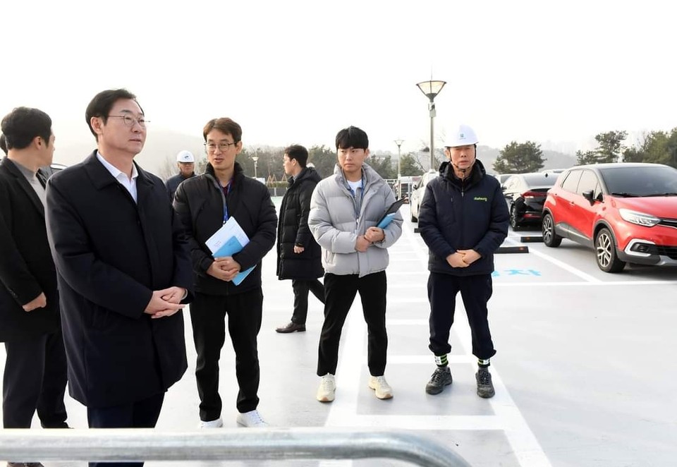 정명근 화성시장은 5일 개관한 400면 규모의 시청사 주차타워를 살펴보고 있다. (사진=정명근 화성시장 페이스북)