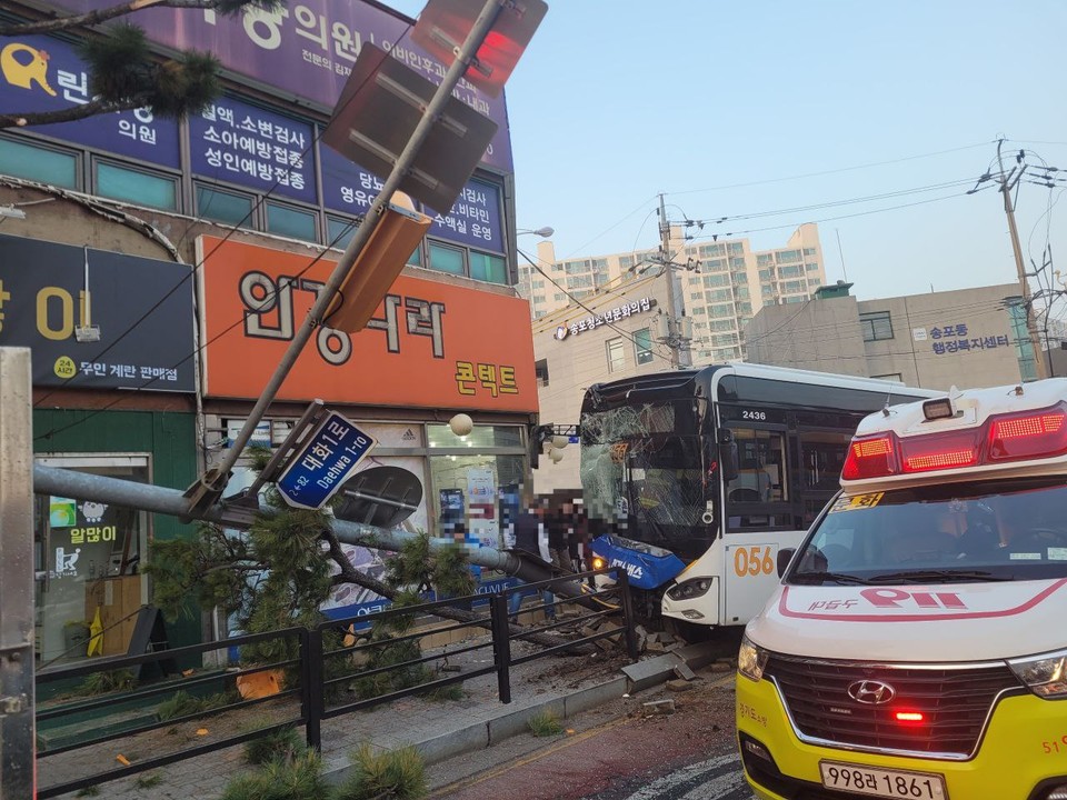 5일 오후 4시42분께 고양시 일산서구 대화동 송포행정복지센터 인근 도로를 달리던 시내버스가 도로에 설치된 신호등을 충돌하는 사고가 나 탑승객 10명이 부상을 입었다. 사진은 사고 현장. (사진제공=경기도북부소방재난본부)