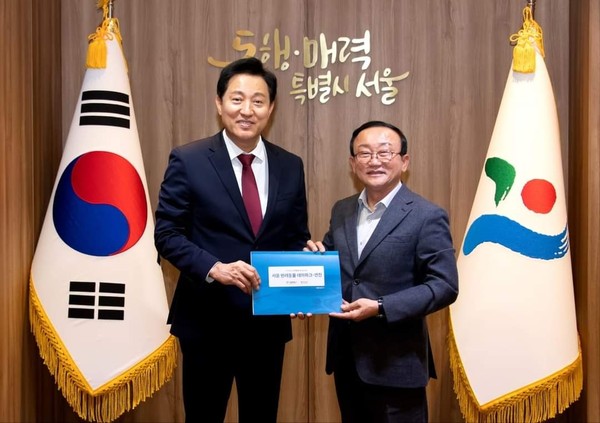 오세훈 서울시장과 김덕현 연천군수는 5일 서울시청에서 ‘서울 반려동물 테마파크·추모관 조성을 위한 업무협약’을 체결하고 기념촬영을 하고 있다. (사진=김덕현 연천군수 페이스북)