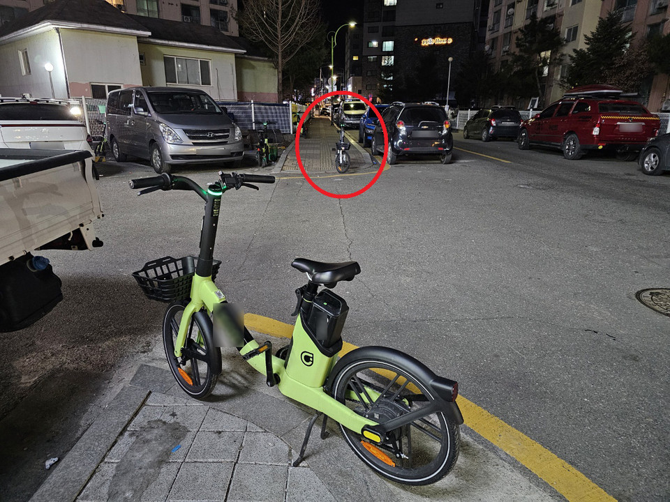 7일 오후 7시50분께 여주시 현암동 도예로 인근 보행로를 공유 자전거들이 차지하고 있다. (사진=김광섭 기자)