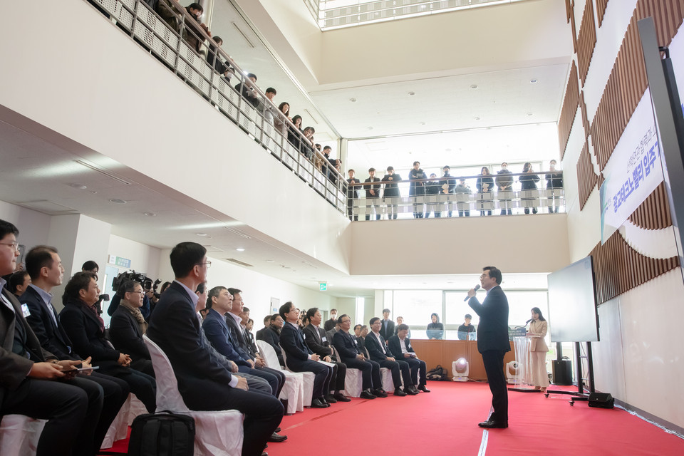8일 오전 경기바이오센터에서 열린 광교테크노밸리 입주기업 현장 간담회에서 김동연 경기도지사가 인사말을 하고 있다. (사진제공=경기도청)