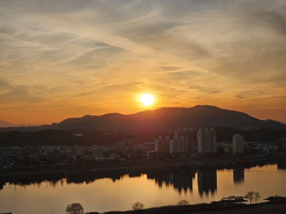 많은 양의 눈이 예보된 전날인 8일 오후 5시10분께 여주 남한강 너머로 보이는 붉은 해가 뉘엿뉘엿 기울고 있다. (사진=김광섭 기자)