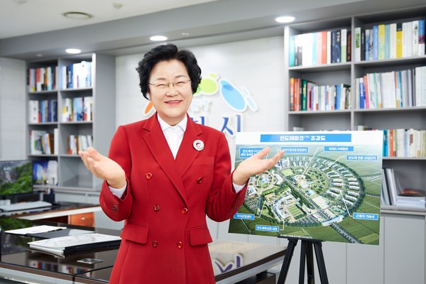 김경희 이천시장은 ‘지극히 겸손한 덕을 이용해 어떠한 험난함도 극복할 수 있다’는 의미의 ‘용섭대천’을 이천시 신년 화두로 정하고 “재정보릿고개의 위기를 극복하겠다”는 포부를 밝혔다. 사진은 김경희 이천시장. (사진제공=이천시청)