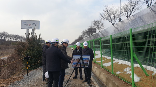 고양특례시가 일산동구 장항동 제2자유로 경사면을 활용한 친환경에너지 공공 태양광발전시설을 준공하고 이달부터 운영에 들어갔다. (사진제공=고양시청)