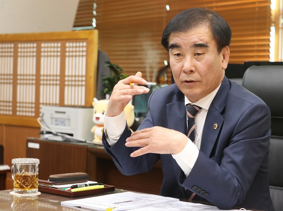 염종현 의장은 지난 8일 갑진년 새해를 맞아 가진 서면 인터뷰를 통해 “‘초불확실성의 시대’에 극복의 열쇠는 1400만 경기도민의 저력에 있다고 생각한다. ‘도민 행복’ 공동목표를 위해 의회 여야, 집행부와 합심하겠다”고 말했다.