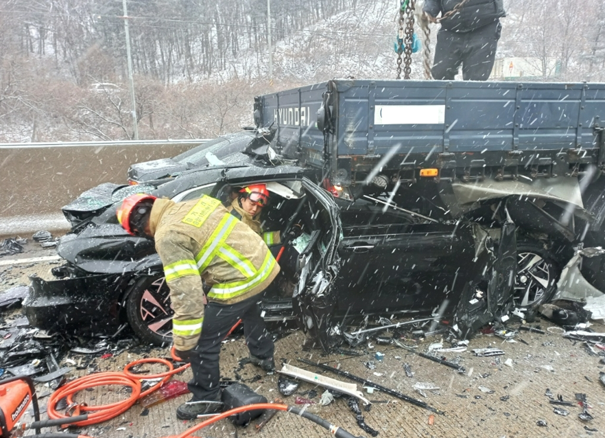 9일 오후 1시51분께 이천시 신둔면 용면리 제2중부고속도로 신둔IC 부근 이천 방면에서 21중 추돌사고가 나 3명이 중상을, 12명이 경상을 입고 인근 병원으로 이송됐다. 사진은 사고 현장. (사진제공=경기도소방재난본부)