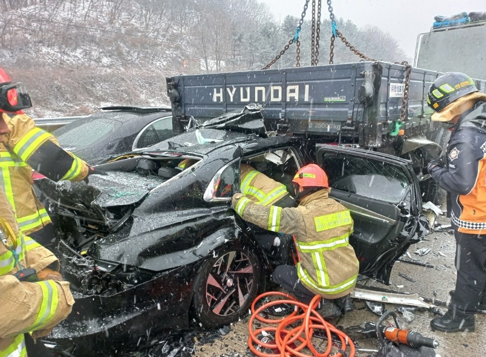 9일 오후 1시51분께 이천시 신둔면 용면리 제2중부고속도로 신둔IC 부근 이천 방면 두 곳에서 21중 눈길 다중추돌사고가 나 3명이 중상을 입고 12명이 경상을 입어 인근 병원으로 이송됐다. 사진은 사고 현장. (사진제공=경기도소방재난본부)
