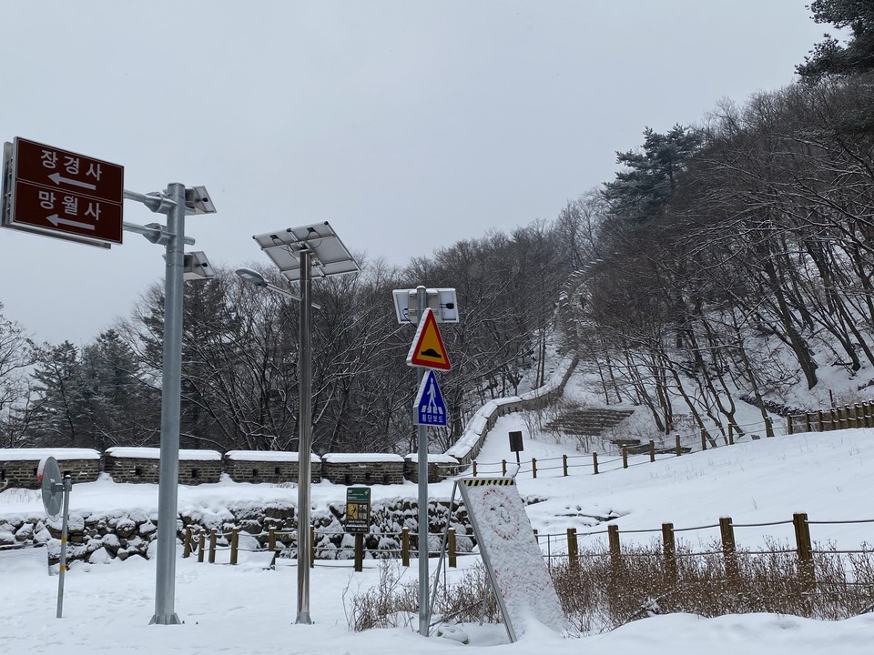 10일 수요일인 오늘 경기·인천지역은 구름 많다가 새벽부터 대체로 맑아지겠다. 전날 내리던 눈은 이른 새벽까지 이어지겠고, 예상 적설량은 경기남부내륙 2~7㎝, 경기남부서해안 1~5㎝, 서울·인천·경기북부 1㎝내외겠다. 사진은 전날 오후 3시30분께 눈 내린 광주 남한산성 만해기념관 전경. (사진=장은기 기자)