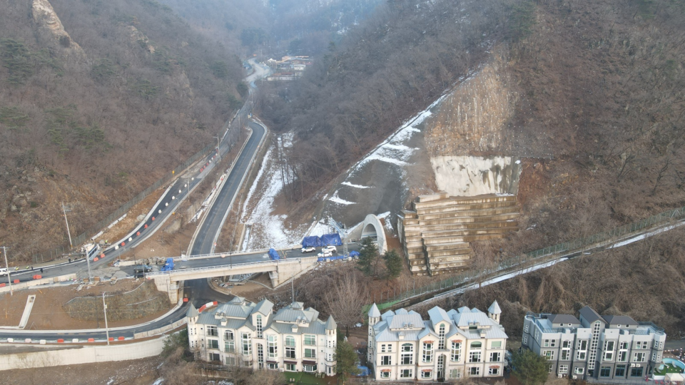 경기도건설본부가 올해 4473억원 규모의 예산을 투입해 총 51곳에서 국지도 및 지방도 도로건설사업을 추진한다. 지역별로는 경기남부 31곳(133.5㎞), 경기북부 20곳(86.7㎞)이며 관련 예산은 각각 2789억원, 1684억원이다. 사진은 올 3월 개통 예정인 지방도 391호선 양평 야밀고개 선형개량공사 구간. (사진제공=경기도건설본부)