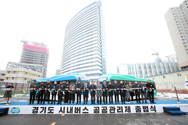 10일 오전 도청 임시 버스주차장에서 김동연 경기도지사, 염종현 경기도의회 의장, 경기도시장군수협의회 부회장, 경기도버스운송사업조합이사장, 노동조합협의회 의장, 노동조합원 등 200여 명이 참석한 가운데 경기도 시내버스 공공관리제 출범식이 열렸다. (사진제공=경기도청)