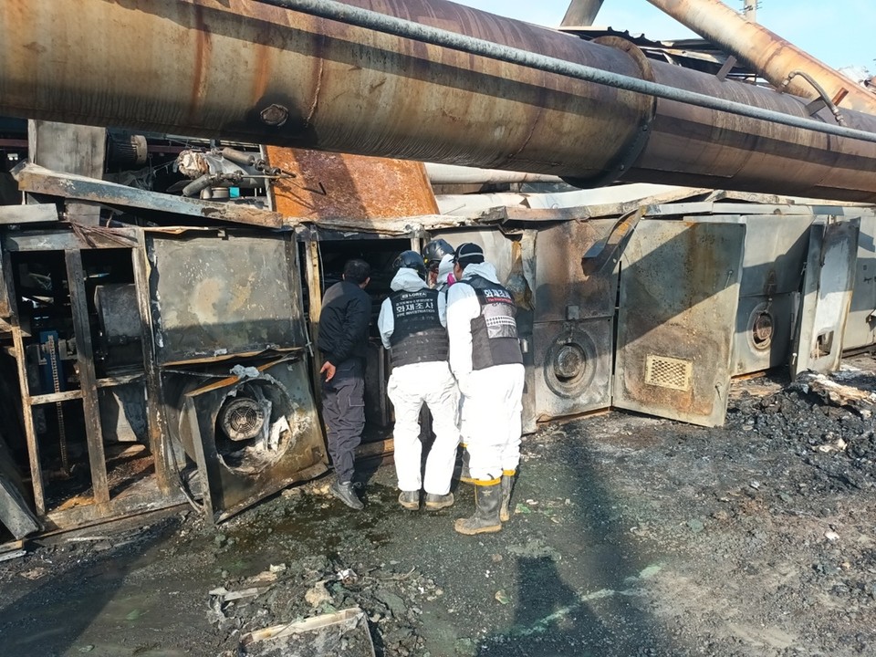지난해 경기북부 지역 화재현장 위법행위 적발 건수는 122건으로 2022년(160건) 대비 약 23.8% 감소한 것으로 나타났다. 사진은 화재현장 법률위반 단속 모습. (사진제공=경기도북부소방재난본부)