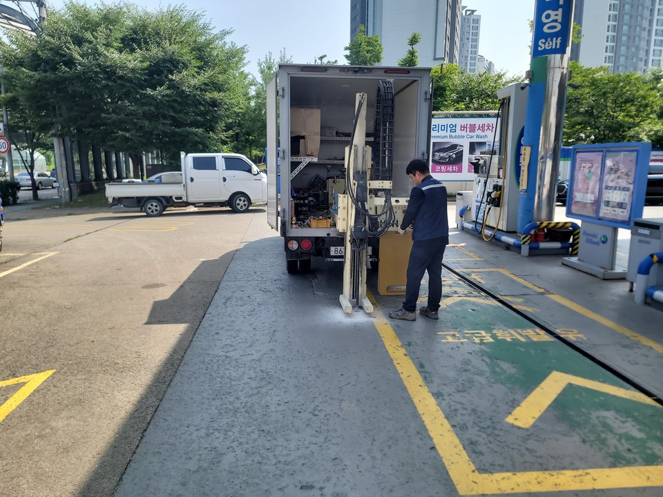 경기도보건환경연구원이 지난해 4월부터 12월까지 약 9개월 동안 산업단지와 공장 지역 같은 토양오염 우려 지역 298곳을 대상으로 실태조사를 한 결과, 폐기물 처리 및 재활용 관련 지역 등 3곳에서 기준치를 초과한 토양오염물질이 검출됐다. 사진은 토양오염 실태조사 모습. (사진제공=경기도보건환경연구원)