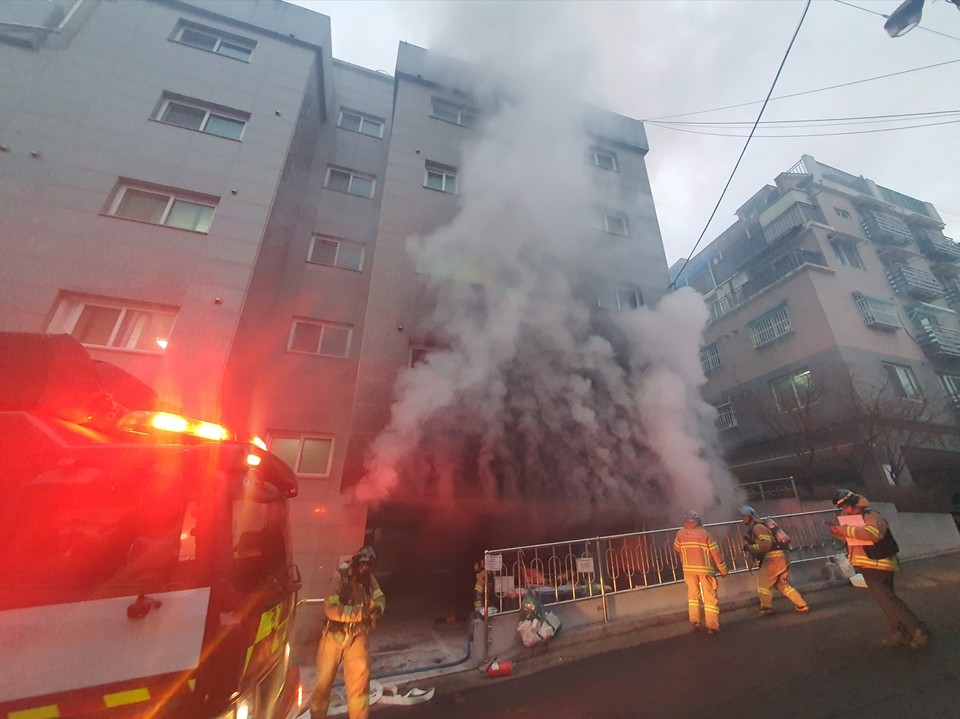 11일 오전 7시33분께 부천시 소사구 송내동의 한 빌라 1층 필로티에 주차된 승합차량에서 불이 나 신고를 받고 출동한 소방당국에 의해 약 13분 만에 꺼졌다. 사진은 화재 현장. (사진제공=경기도소방재난본부)