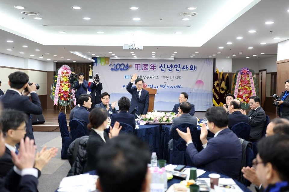 김동연 경기도지사가 11일 오전 경기북부상공회의소 3층 대강당에서 열린 '2024년 경기북부상공회의소 신년회'에 참석, 행사에 앞서 인사를 하고 있다. (사진제공=경기도청)