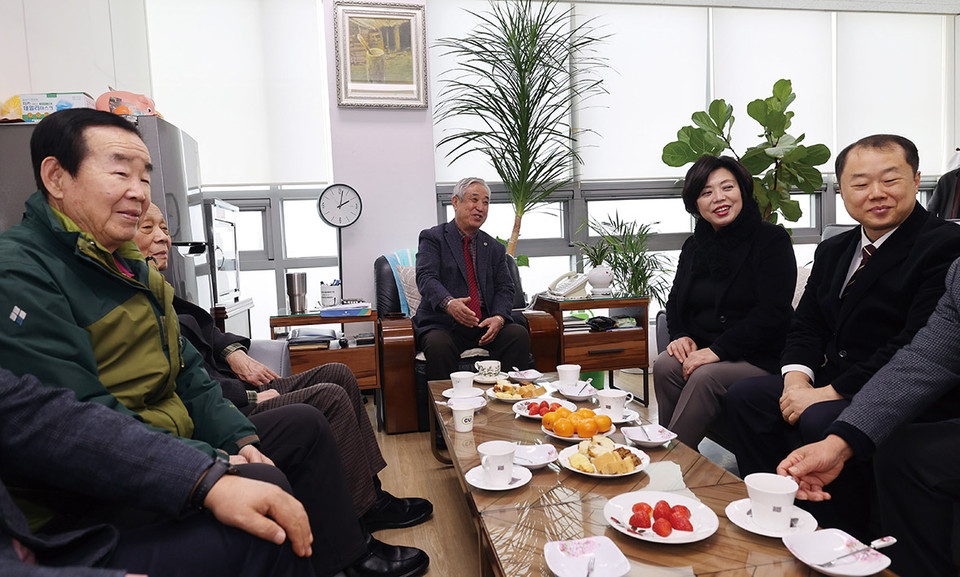 신계용 과천시장은 2024년 새해를 맞아 11일부터 오는 18일까지 관내 56개 기관 및 단체를 방문해 새해 인사를 나누고, 지역의 주요 현안에 대한 시민의 목소리를 듣는 시간을 갖는다. (사진제공=과천시청)