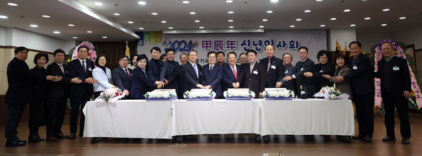 11일 오전 경기북부상공회의소 3층 대강당에서 김동연 경기도지사와 최근수 경기북부상공회의소회장 및 시장군수, 국회의원, 도의원, 기업인등 200여명이 모인가운데 2024년 경기북부상공회의소 신년회가 열렸다. (사진제공=경기도청)