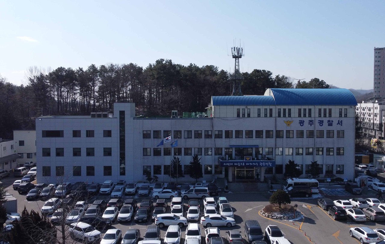 광주경찰서는 주차된 다마스 차량을 운전하다 사고를 낸 만 7세 아동과 관련된 사건을 조사 중이다. 사진은 광주경찰서 전경. (사진=중앙신문DB)