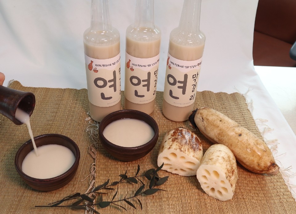 시흥시가 농산물가공제품 개발 사업의 성과로 특허 ‘연 성분이 함유된 탁주 제조 방법(특허 제10-2610873호)’을 신규 등록했다. (사진제공=시흥시청)