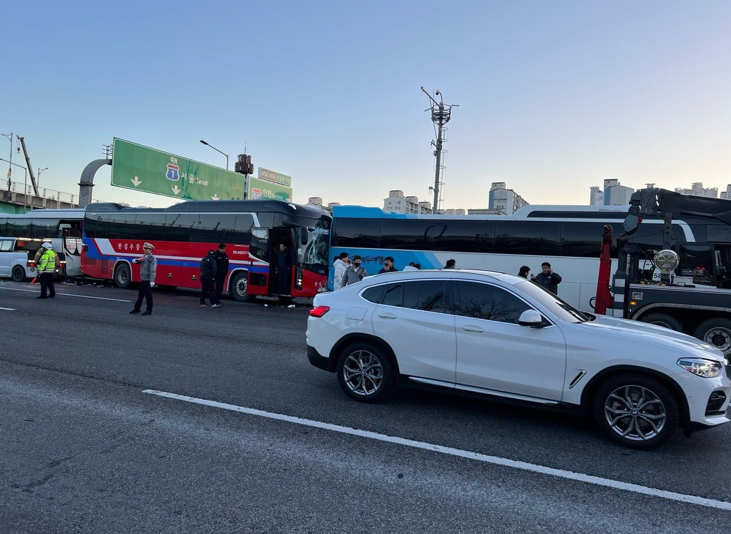 15일 오전 7시5분께 용인시 용인시 기흥구 신갈동 경부고속도로 부산방향 394㎞ 지점에서 버스 5중 추돌사고가 나 버스 승객 30여명이 부상을 입어 인근병원으로 이송됐다. 사진은 사고 현장. (사진제공=경기도소방재난본부)