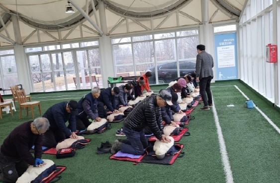 파주시는 전국 최초로 관내 공공체육시설 실내 및 실외 48개소에 시민들이 안전하게 시설물을 이용할 수 있도록 ‘자동심장충격기’를 확대 설치했다. (사진제공=파주시청)