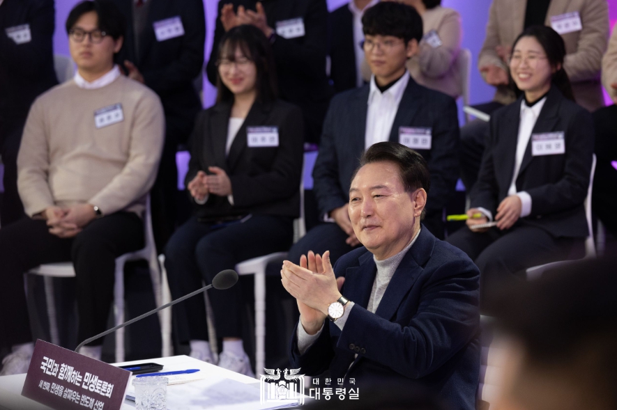 윤석열 대통령이 15일 오전 수원에 위치한 성균관대학교 자연과학캠퍼스 반도체관에서 ‘민생을 살찌우는 반도체 산업’을 주제로 세 번째 열린 '국민과 함께하는 민생토론회'에서 환하게 웃으며 박수를 치고 있다. (사진제공=대통령실)