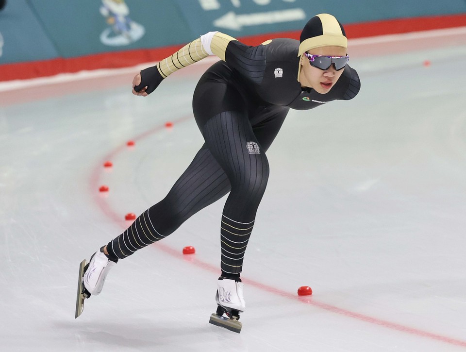 해체 3년 만에 재창단한 동두천시청 빙상단이 지난 11일부터 13일까지 태릉국제스케이트장에서 열린 제105회 전국동계체전 사전경기 스피드스케이팅 경기에서 금메달 3개, 은메달 3개, 동메달 2개를 획득하는 쾌거를 거뒀다. 사진은 김윤지 선수로 1500m 경기에서 2분3초73의 기록으로 결승선을 통과해 국가대표 박지우 선수(강원도청·2분4초17)를 제치고 우승을 차지했다. (사진제공=동두천시청)