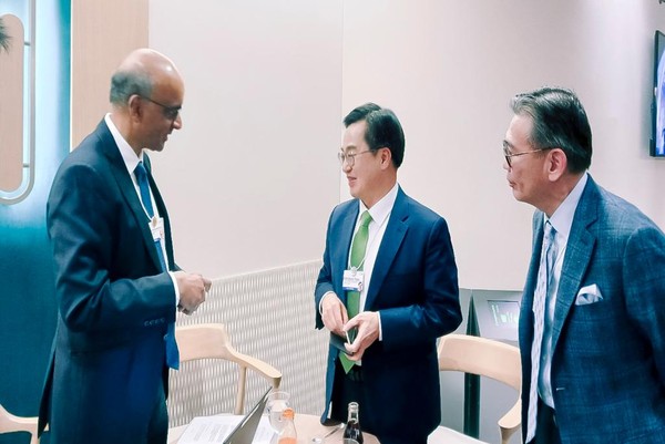 현지시간 16일 오후 김동연 지사가 타르만 샨무가라트남(Tharman Shanmugaratnam) 싱가포르 대통령과 면담을 하고있다. (사진제공=경기도청)